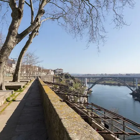 Host Wise - Charming Flat With Netflix - River View Apartment *